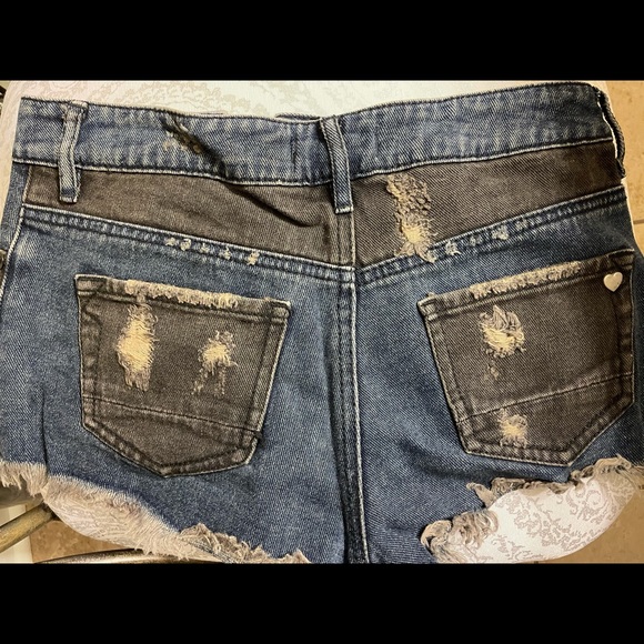 Kendall & Kylie shorts - Picture 2 of 3